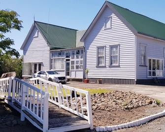 Cheap & Cheerful 1-3Bdr roomy Guest-Wing at the 150-yr-old Aratapu School House - Dargaville - Building