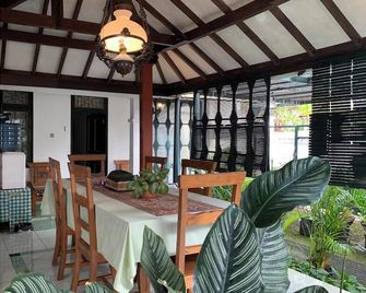 Griya Cemara Homestay - Yogyakarta - Dining room
