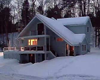 Peaceful riverfront house, dog-friendly, woodstove, decks, bbq, firepit, dock - Newfane - Edificio