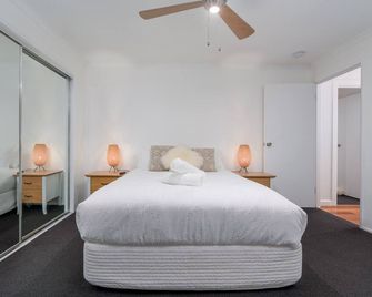 Pets Allowed Burleigh Beach Pad - Burleigh Waters - Schlafzimmer