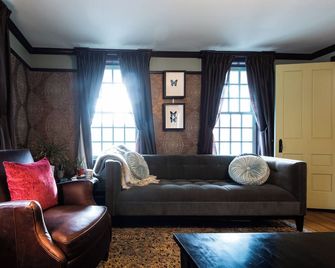 Weatherhead Hollow Farmstead – Two historic homes on a private Vermont property - Guilford - Salon