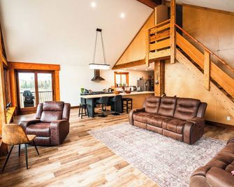 River Safari Lodge - Blue River - Living room