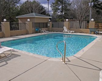 Americas Best Inn & Suites - Decatur - Decatur (Georgia) - Piscina