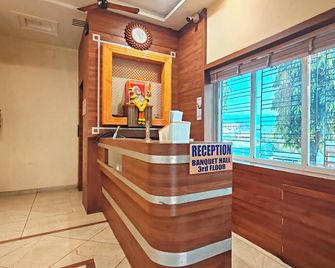 Hotel Meera Regency - Chiplūn - Front desk