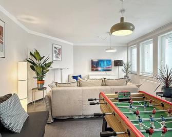 Zentr Stuttgart Gruppen-Duplex 13 Schlafplätze, Ps5, Spiele & Terrasse - Stuttgart - Living room
