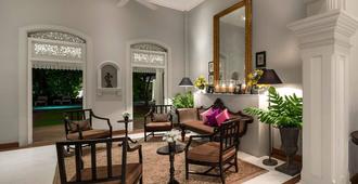 Maniumpathy Hotel - Colombo - Living room