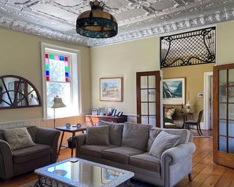 Historical and Private Estate, with Pickle Ball Court, Games Barn, minutes to SH - Saugeen Shores - Вітальня