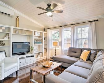 Chic Sarasota Cottage Near Beaches and Downtown! - Sarasota - Living room