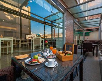 Rosewood Apartment Hotel, Gurgaon - Gurugram - Restaurante