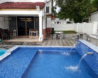 Ann Homestay Villa 893 - Tampin - Pool