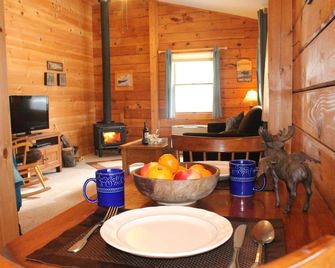 Romantic One-Bedroom Cabin Near Smuggler's Notch - Jeffersonville - Dining room