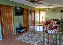 Convenient Primitive Ranch in Heart of Windber - Paint - Living room