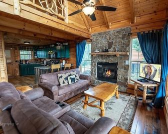 Graceful Awestruck Perfect Mountain Views with Pool Access by RedAwning - Wears Valley - Living room