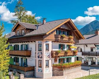 'Heublume' apartment / 1 bedroom / shower, toilet - holiday happiness, holiday apartments - Krün - Building