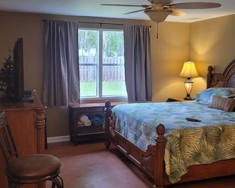 Eagle Point-Cozy Lake living House and Cottage. Family, pets and your boat. - Crescent City - Bedroom