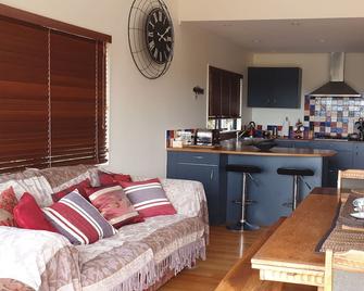 Fabulous Comfortable 5 Bedroom Home Away From Home - Opua - Salon