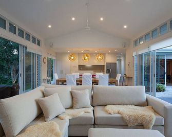 White Sands Beach House - Marcoola - Obývací pokoj