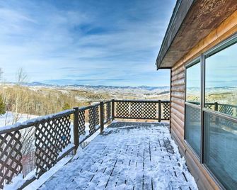 Hot Tub + Mtn Views: Gore Pass Kremmling Cabin - Kremmling - Balcón
