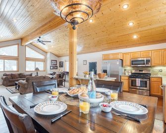 Cabin Retreat w/ Hot Tub & Fireplace - Near Northstar and Downtown Truckee - Truckee