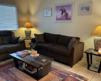 Great Central Location! - Hot Tub- Red Rock Views - Village of Oak Creek - Sala de estar