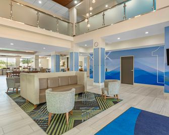 Holiday Inn Express & Suites Fairfield-North By IHG - Fairfield - Lobby