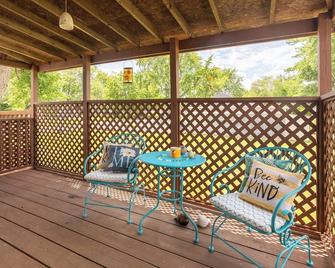 Cozy Bee Hive- Cheerful Stay Near Town - Mount Vernon - Terasa