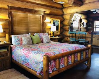 Rica Shae: Charming Lakeside Escape Awaits You! - Burnet - Schlafzimmer