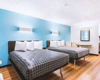 Sky Palace Inn & Suites By Jasper Beeville - Beeville - Bedroom