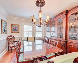 Walk to UK Campus: Charming Home w/ Patio! - Lexington - Dining room