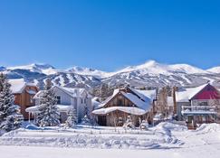 Great ski studio one block from Main Street with shared pool and hot tub! - Breckenridge - Building