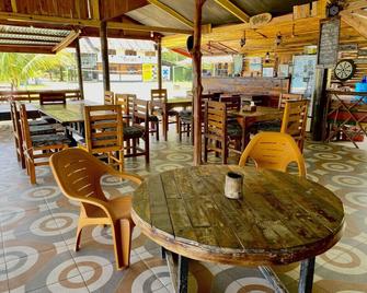Ricky's Beach House - Pulau Sikuai - Restaurante