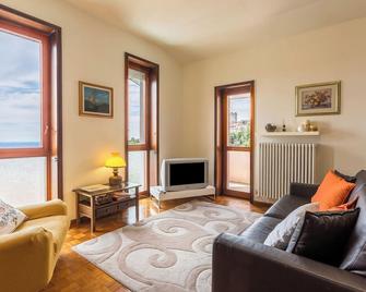 Attico Panoramico - Brunate - Olohuone