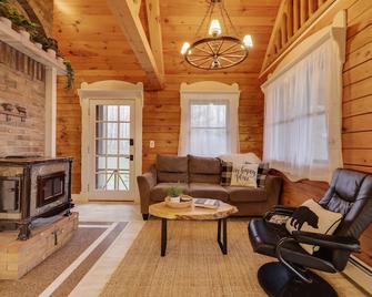 Secluded Storybook Log Cabin - Honesdale, Pa - Honesdale - Living room