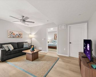 Spacious & Central | 2 Bedroom | Cle Clinic - Cleveland - Living room