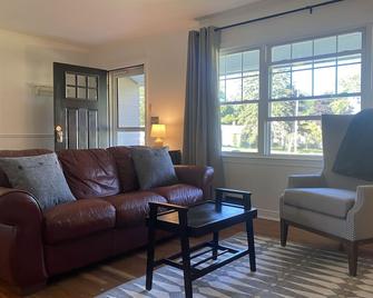 Cozy home in coveted neighborhood - South Burlington - Living room