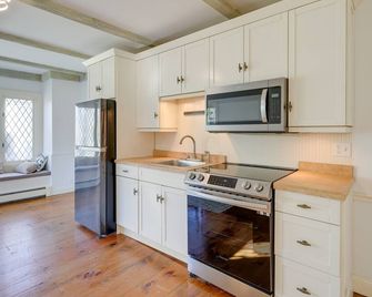 Near Route 6A and Village Shops! East Sandwich Haven - East Sandwich - Kitchen