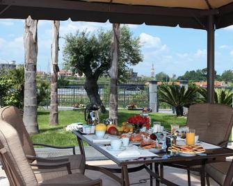 Hotel Visagi - פומפיי - מרפסת