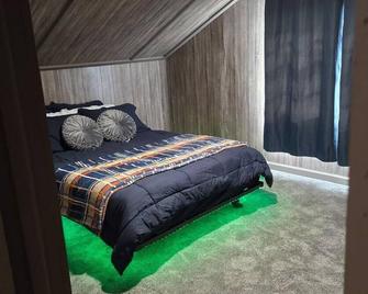 Quaint, 4BR 2BA home. Two-level design adds privacy, suitable for ages 5+. - Андалусія - Спальня