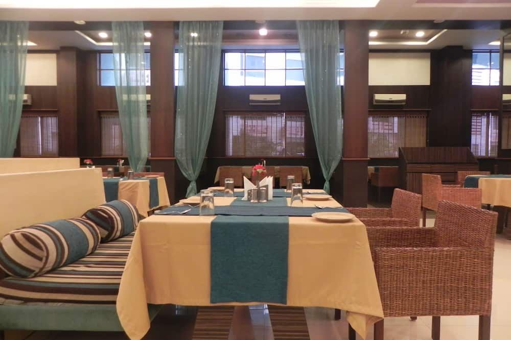 هوتل ريفا ريجنسي - شيردى - مطعم