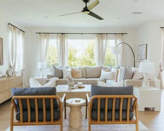 Mediterranean Modern Steps to Beach Dining w Spa - Carlsbad - Sovrum