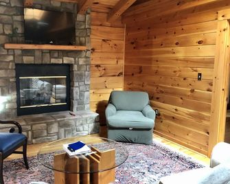 Log cabin with lots of private space - 12mins from Omni Homestead! - Hot Springs - Sala de estar