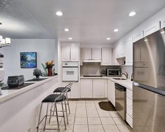 Building located across road from the ocean !!! - Sunny Isles Beach - Küche