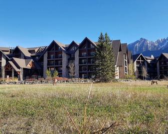 Paradise Resort Vacations - Canmore - Building