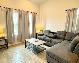 Fabulous 3 Bedroom Home Great option for a Family vacation Near SA Downtown - San Antonio - Living room