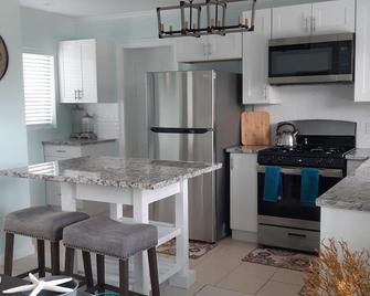La Nueva Beach home two minute walk to beach & 1 minute walk to the golf course - Great Guana Cay - Kitchen