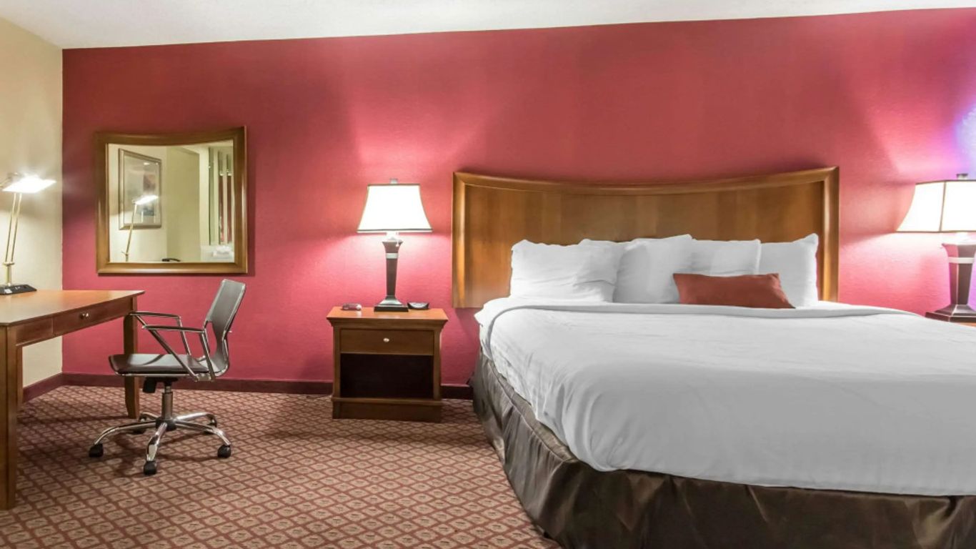 Econo Lodge Inn and Suites Joplin