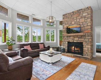 X-mas Sale! 2 min to Helen! Sauna! Hot Tub! Fire Pit! - Helen - Sala de estar