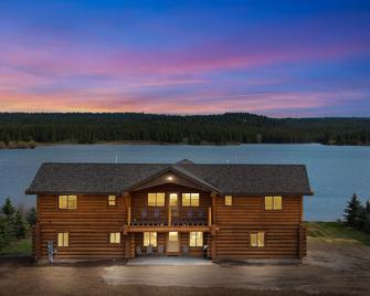 Stone Skipper Lodge By Kabino Waterfront Hot Tub Private Bath In Every Bedroom Firepit Mtn Views Wifi Grill - Island Park - Gebouw