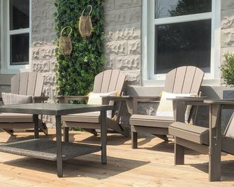 Bright and Cheery Cottage in Quaint Beach Village - Dunnville - Patio