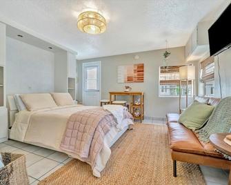 The Seashell Suite with Private Balcony and Walk to Beach - Clearwater Beach - Bedroom